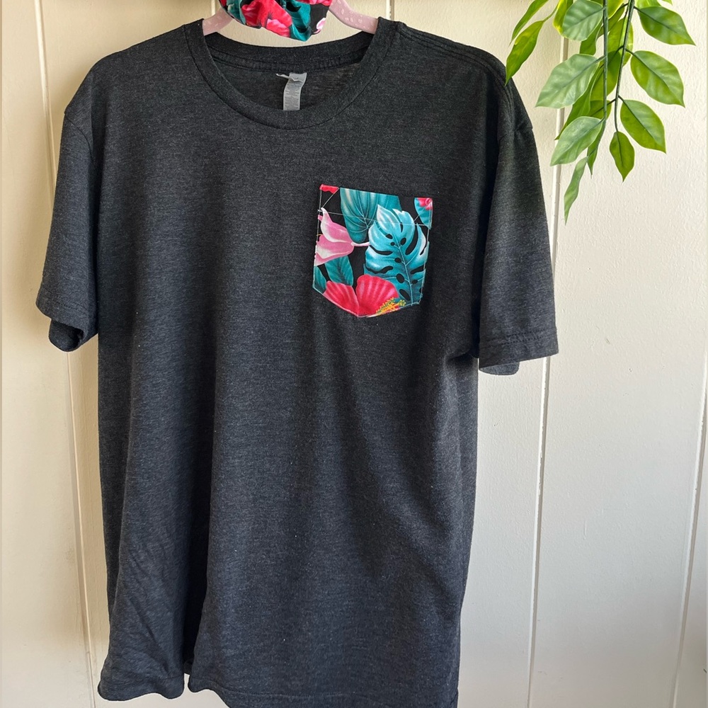 T-Shirt - Picture 1 of 9